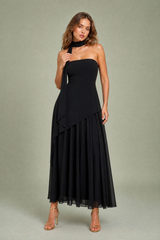 Langes asymmetrisches Kleid mit Neckholder