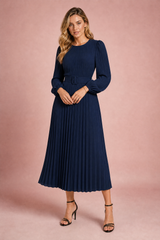 Langes Plisseekleid mit Puffärmeln