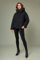 Kurze Oversize-Daunenjacke mit Kapuze