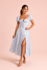 Blaues Kleid mit quadratischem Ausschnitt und Puffärmeln