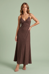 Langes braunes Kleid mit gekreuzten Trägern