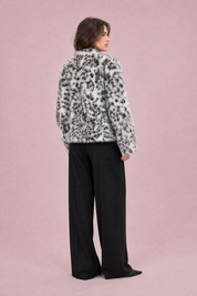 Veste ample fausse fourrure imprimé animalier | Vue de dos | Lounelle Paris