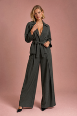 Gegürtetes Trenchcoat-Hosen-Ensemble