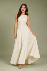 Cremefarbenes langes ausgestelltes ärmelloses Kleid