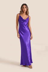 Violettes Satin-Kleid mit offenem Rücken