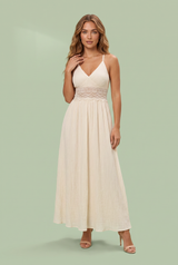 Langes rückenfreies Halterkleid in Apricot