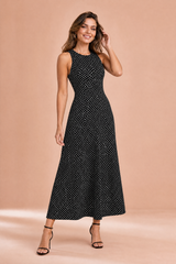 Langes rückenfreies Polka-Dot-Kleid