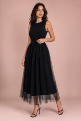 Langes schwarzes Tüllkleid mit Taillenband