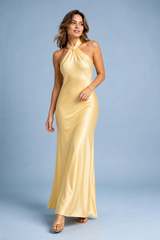 Gelbes rückenfreies Halterkleid