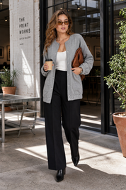 Veste grise mi-longue ample | Photo lifestyle | Lounelle Paris