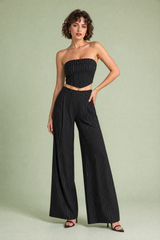 Gestreiftes Bandeau-Top und weite Hose