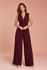 Fließender Jumpsuit mit V-Ausschnitt