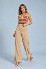 Beiger Halterneck-Jumpsuit mit offenem Rücken