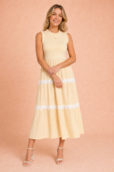 Langes gestreiftes Smockkleid