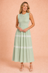 Langes gestreiftes Smockkleid