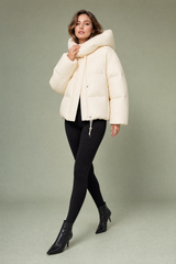 Kurze Oversize-Daunenjacke mit Kapuze