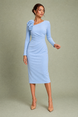 Asymmetrisches Kleid mit Schulterblume