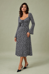Schwarzes Blumenkleid mit offenem Rücken