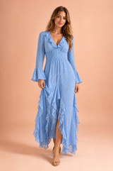 Langes blaues Kleid mit Rüschen