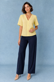 Blouse blanche col V ajourée | Variante Jaune | Lounelle Paris
