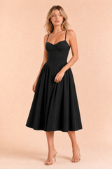 Midi-Kleid mit dünnen Trägern und geradem Ausschnitt