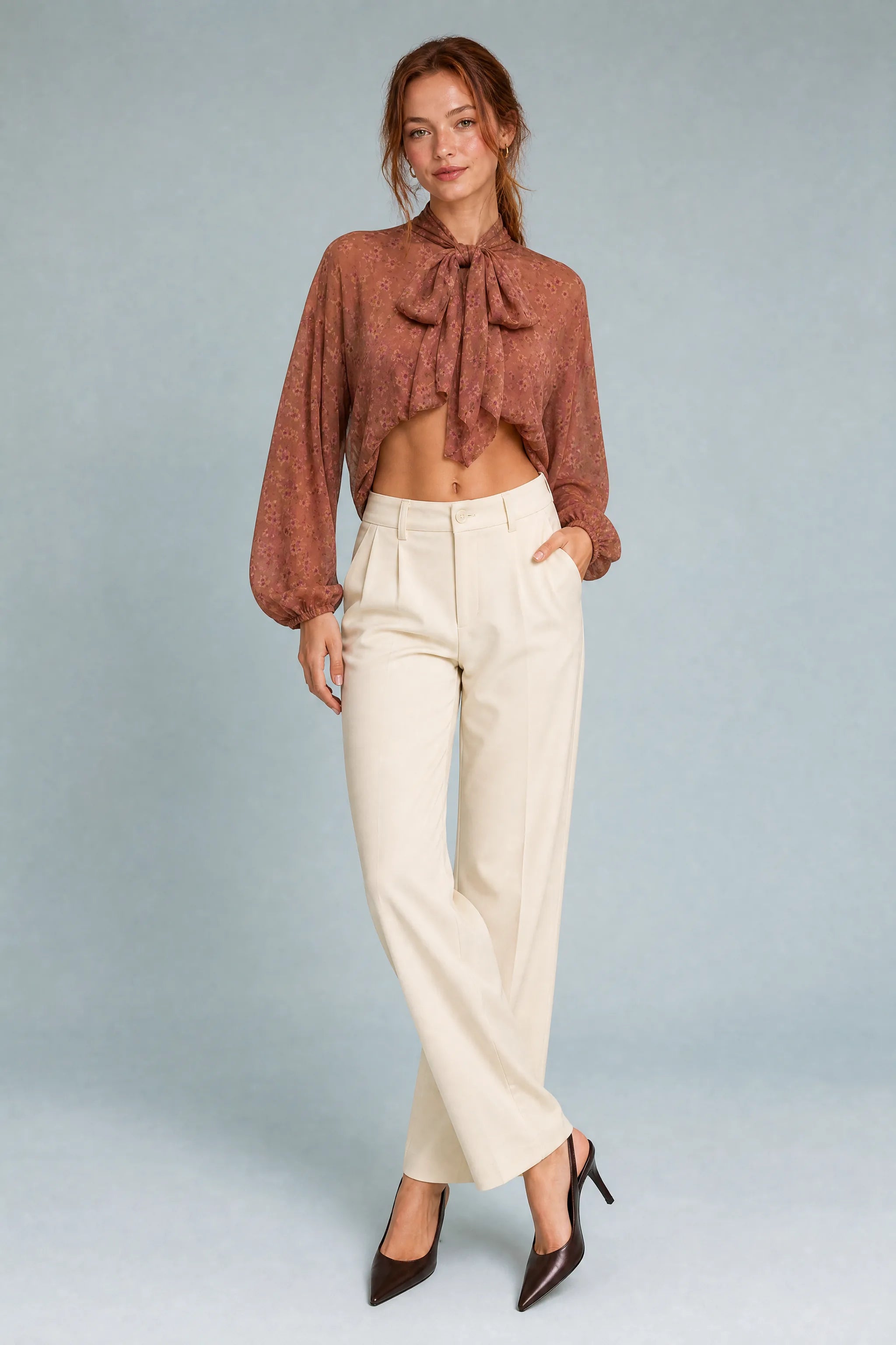 Blouse marron fleurie col lavallière | Vue de face | Lounelle Paris