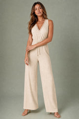 Fließender V-Ausschnitt-Jumpsuit mit weitem Bein