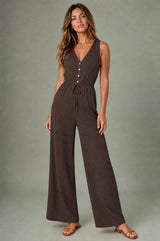 Fließender V-Ausschnitt-Jumpsuit mit weitem Bein
