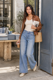 Jean bleu taille mi-haute coupe ample | Photo lifestyle | Lounelle Paris