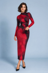 Rote lange enganliegende Robe