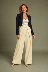 Schwarze weite Hose mit Frontfalten