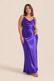 Robe violette satinée dos nu | Porté sur une silhouette plus ronde | Lounelle Paris