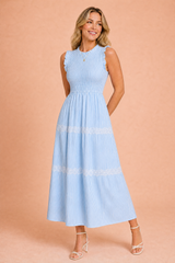 Langes gestreiftes Smockkleid
