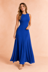 Langes fließendes blaues Kleid ohne Ärmel