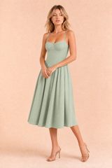 Midi-Kleid mit dünnen Trägern und geradem Ausschnitt