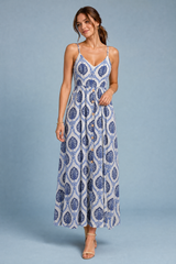 Langes weißes Kleid mit dünnen Trägern
