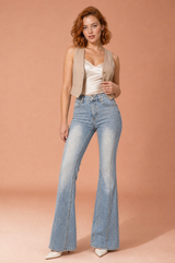 Blaue verwaschene High-Waist-Schlagjeans