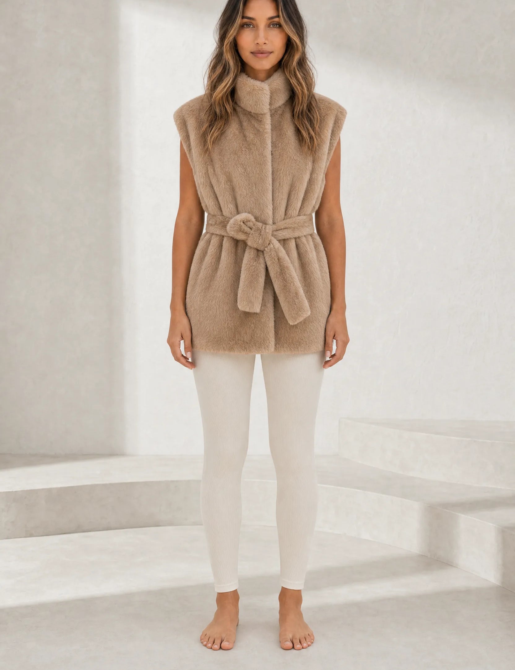 Gilet fausse fourrure camel ceinturé | Lounelle Paris