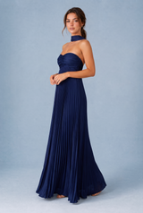 Plissiertes rückenfreies Maxikleid
