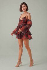 Fließendes Kleid mit Trägern und Rüschen