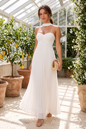 Robe longue plissée dos nu | Photo lifestyle | Lounelle Paris