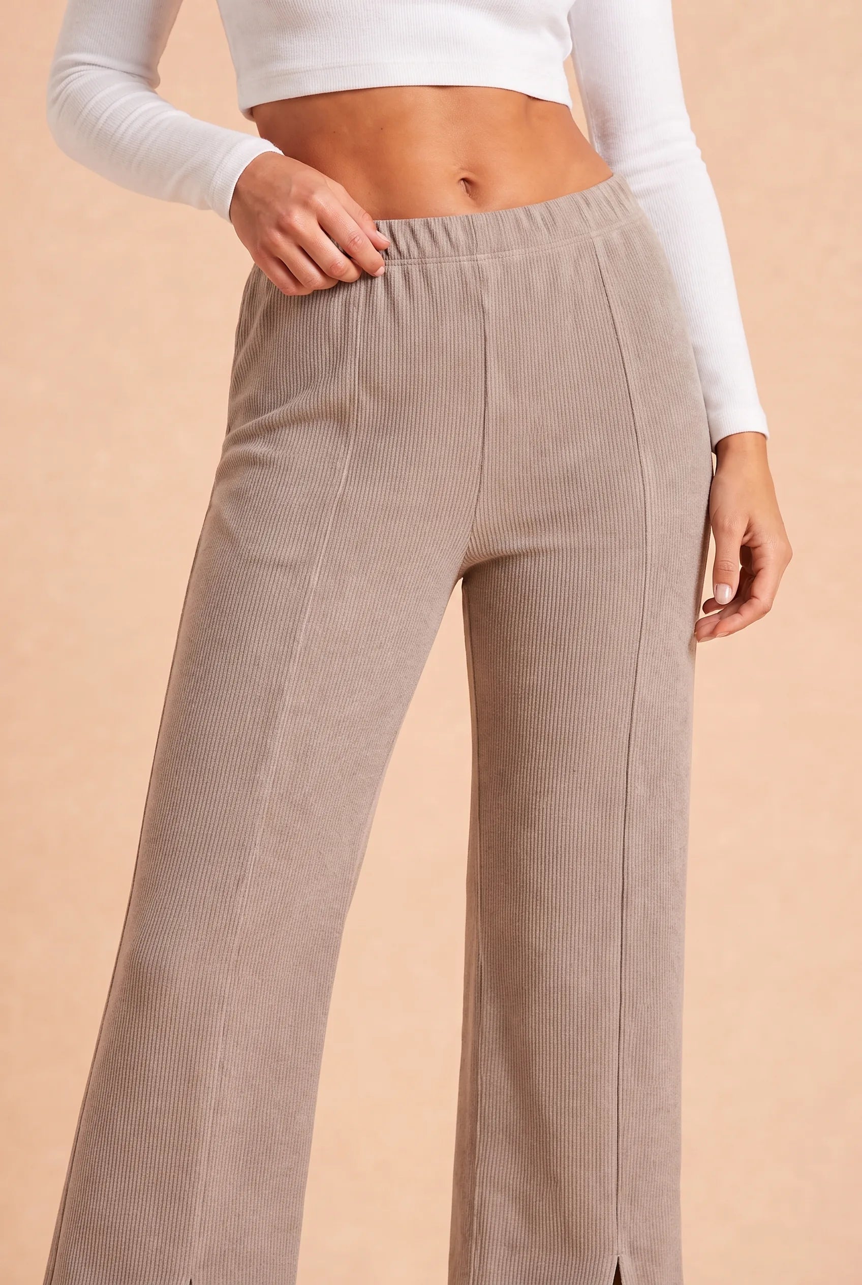 Pantalon beige taille haute fendu | Vue rapprochée | Lounelle Paris