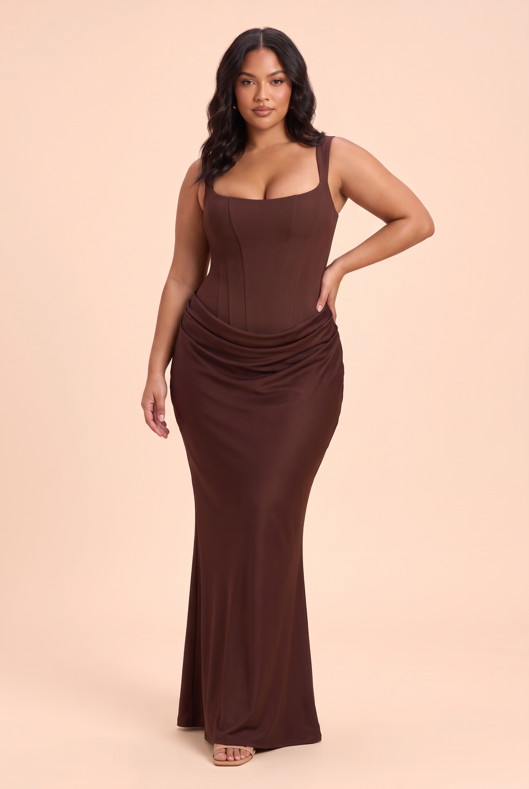 Robe longue marron froncée à encolure carrée | Porté sur une autre silhouette | Lounelle Paris