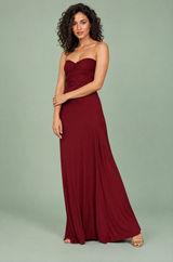 Bordeauxrotes Neckholder-Wickel-Maxikleid mit goldfarbenem Detail