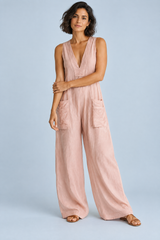 Jumpsuit in Pink mit V-Ausschnitt und weitem Bein
