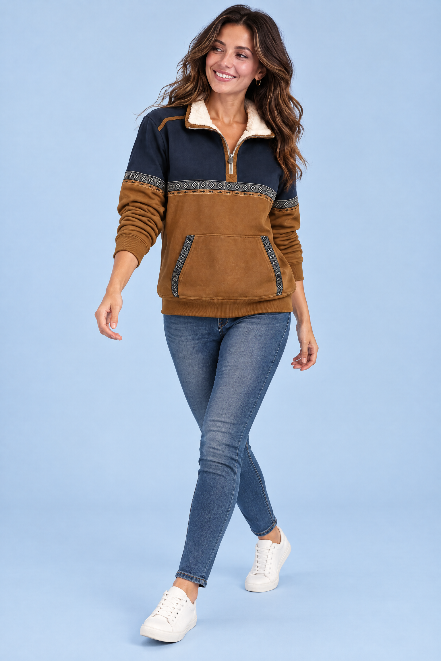 Pull marron à empiècements contrastés et demi-zip | Vue en mouvement | Lounelle Paris