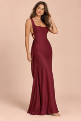 Maxikleid mit V-Ausschnitt und offenem Rücken in Bordeauxrot