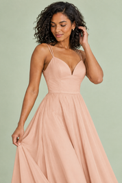 Robe midi beige à fines bretelles et jupe ample | Vue rapprochée | Lounelle Paris