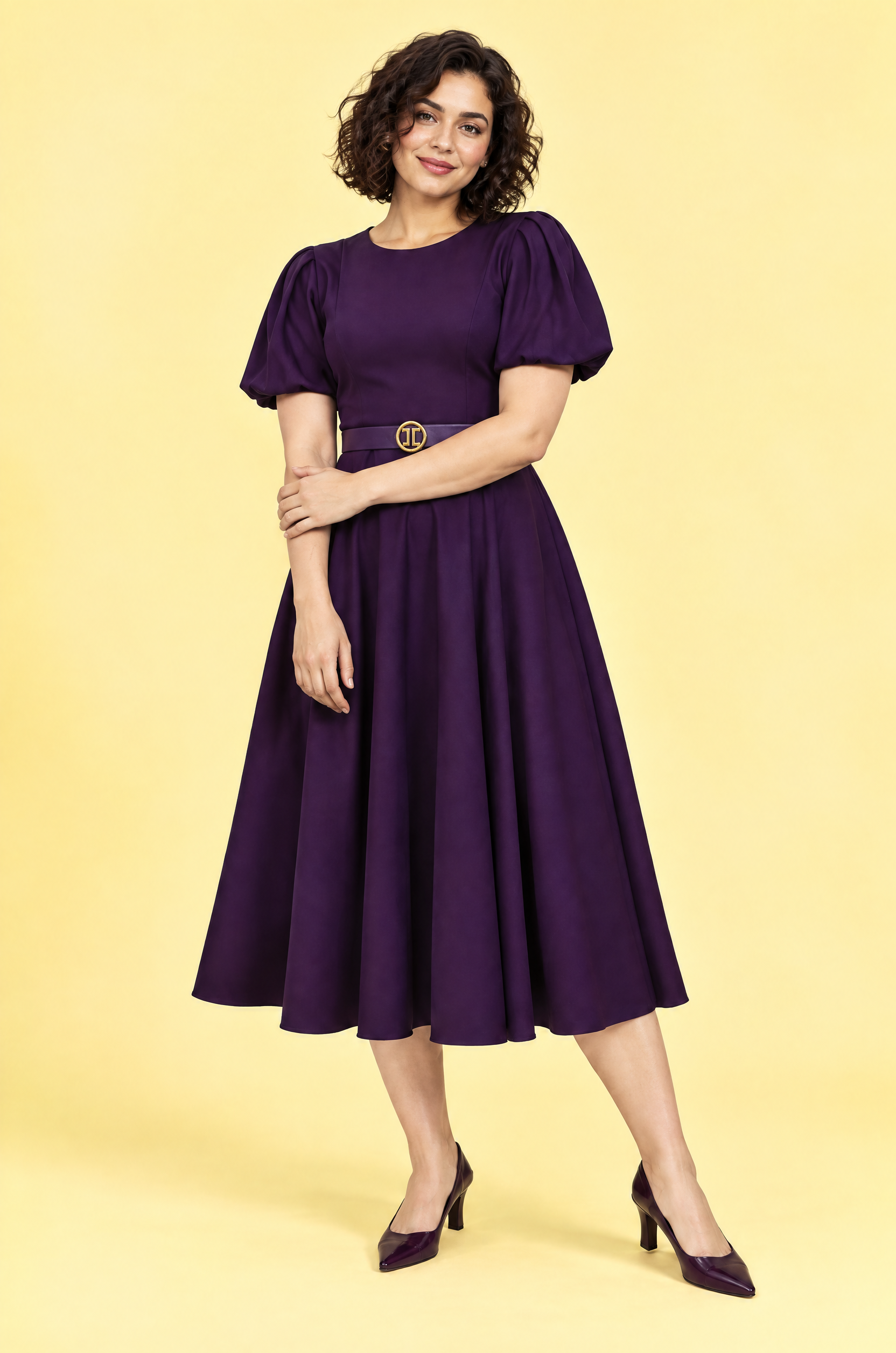 Robe midi violette à col montant et manches bouffantes | Porté sur une silhouette plus ronde | Lounelle Paris