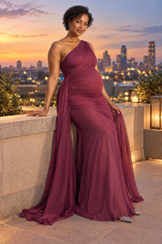 Robe longue de grossesse rouge poudré à encolure asymétrique, manche à nœud et ceinture | Deuxième photo lifestyle | Lounelle Paris